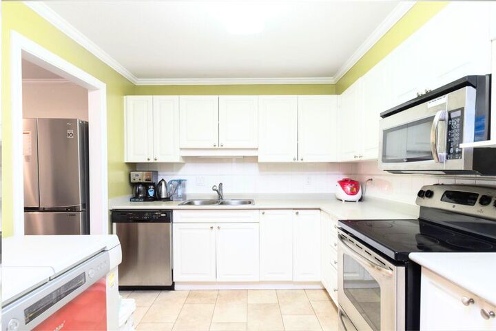 Property Photo: 9626 148 Street 201 BC V3R 0W2