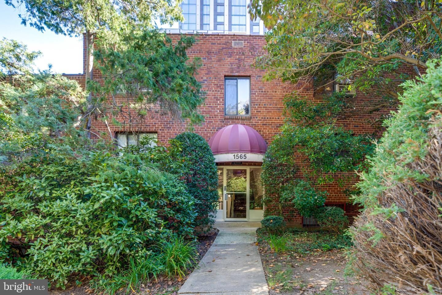 Property Photo:  1565 N Colonial Terrace 204-Z  VA 22209 