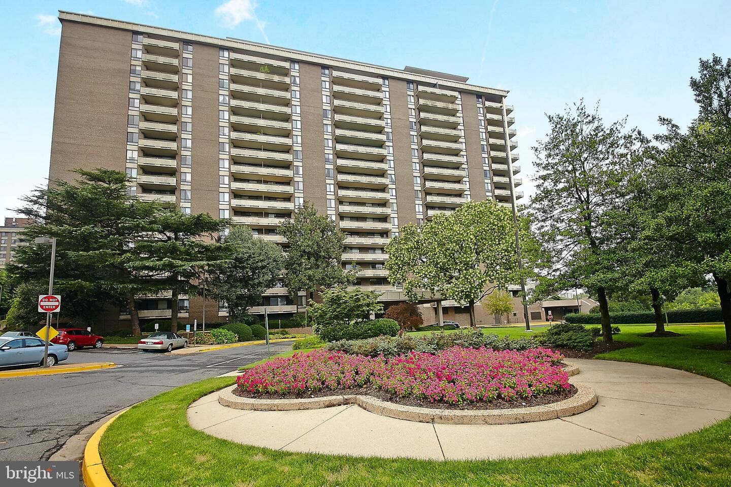 Property Photo: 1800 Old Meadow Road 712 VA 22102