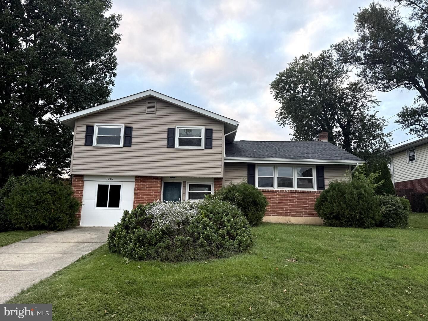 Property Photo: 1215 Ipswich Drive DE 19808