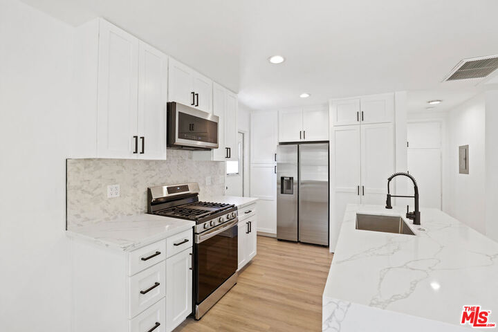 Property Photo: 1940 Cloverfield Blvd, Unit C CA 90404