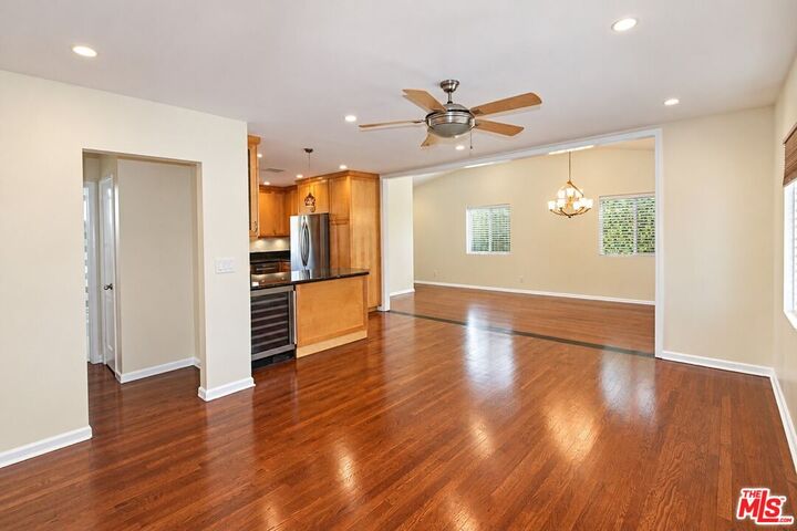 Property Photo:  5846 Encino Ave  CA 91316 