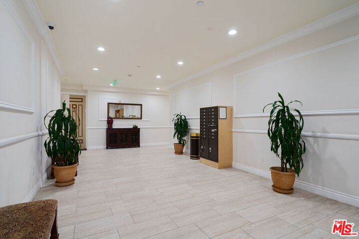 Property Photo:  1135 S Shenandoah St, Unit 401  CA 90035 