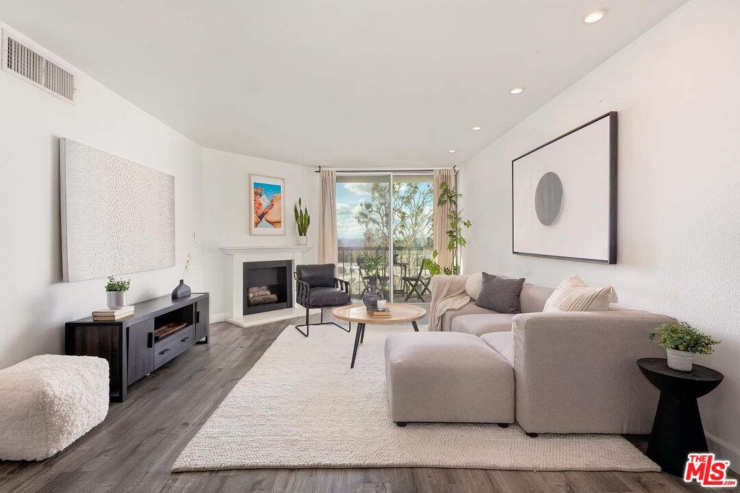 Property Photo: 8530 Holloway Dr, Unit 422 CA 90069