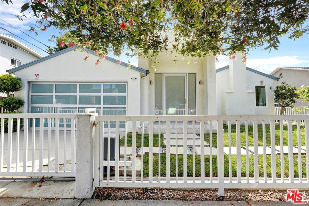 Property Photo:  11314 Gladwin St  CA 90049 