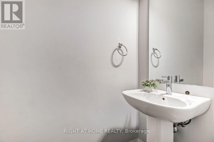Property Photo:  819 Kleinburg Drive 4  ON N5X 3Z1 