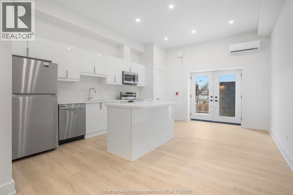 Property Photo:  153 King Street West 4  ON N7M 1E4 