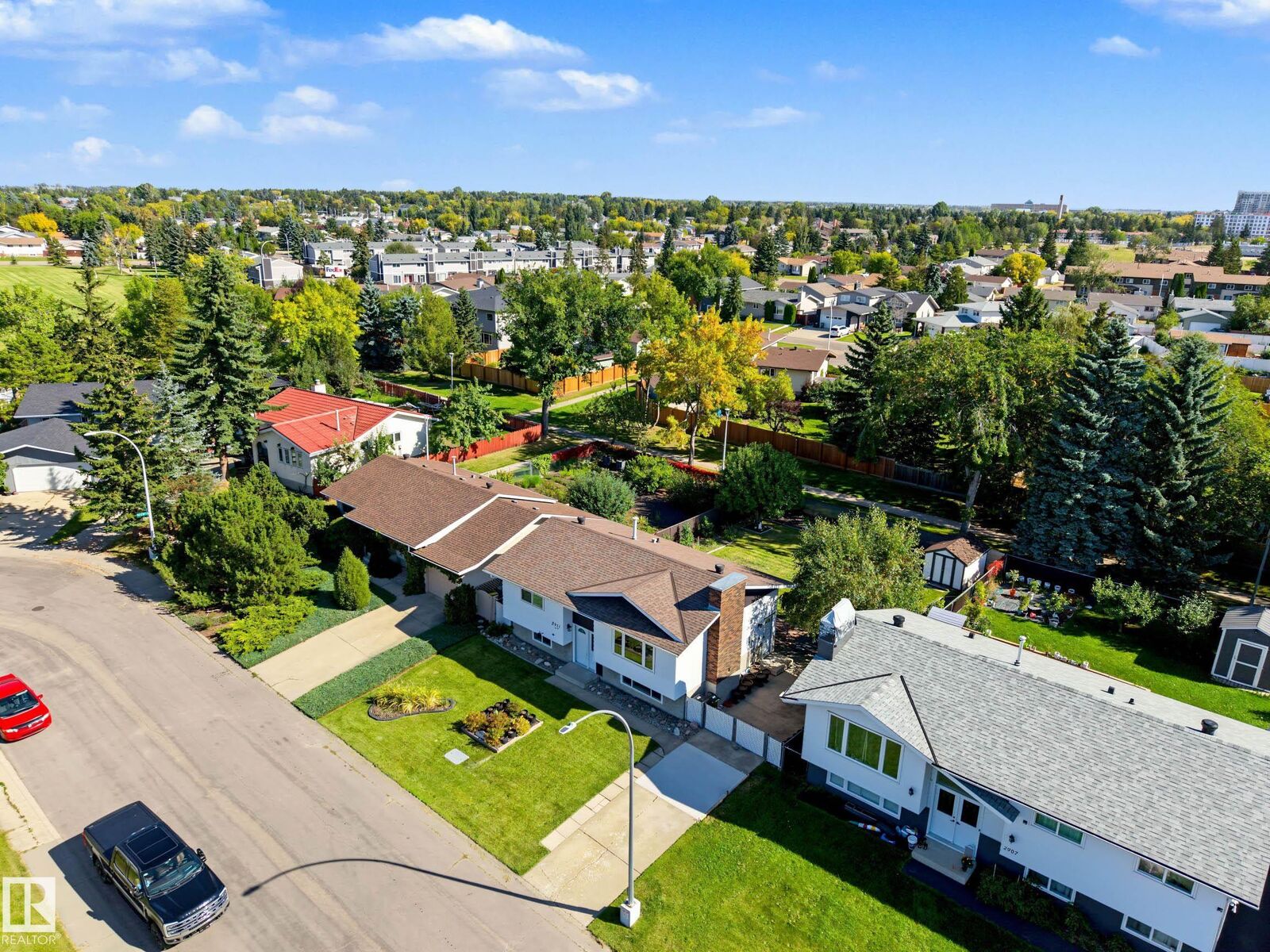 Property Photo:  2911 83 Street NW  AB T6K 3A4 