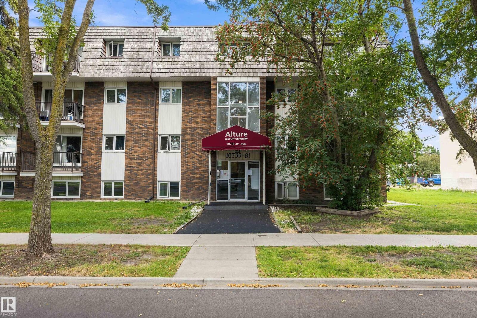 Property Photo:  10735 81 Avenue NW 401  AB T6E 1Y2 