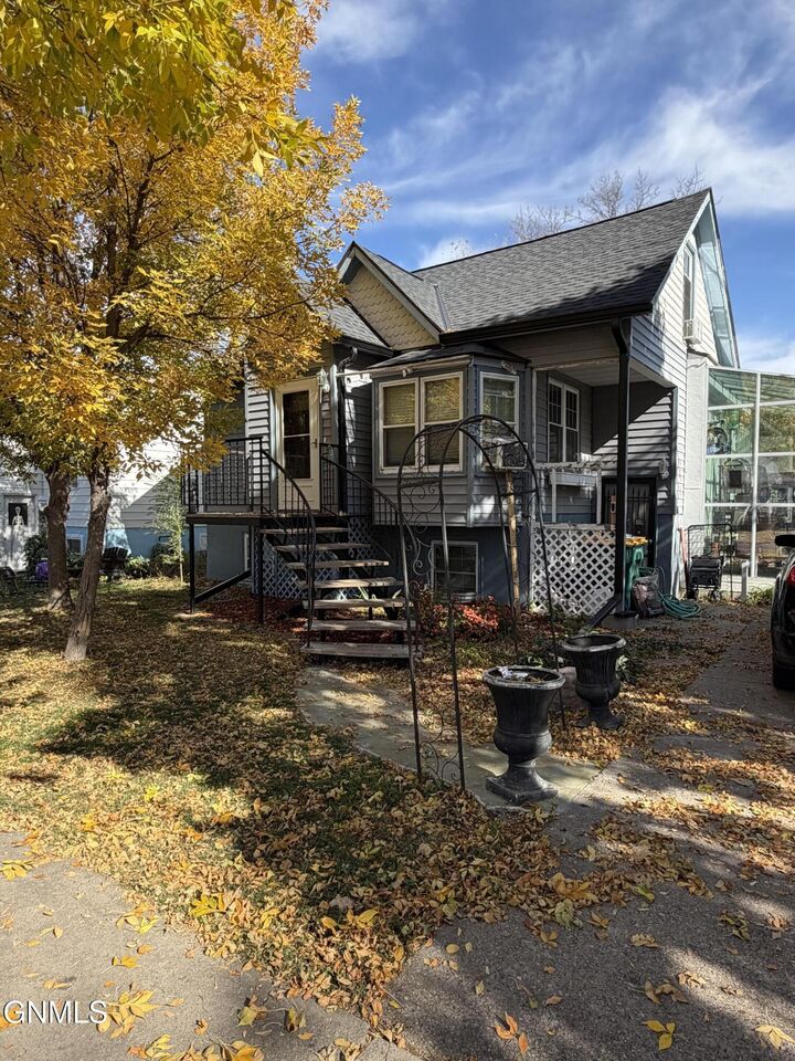 Property Photo:  925 N 13th Street N  ND 58501 