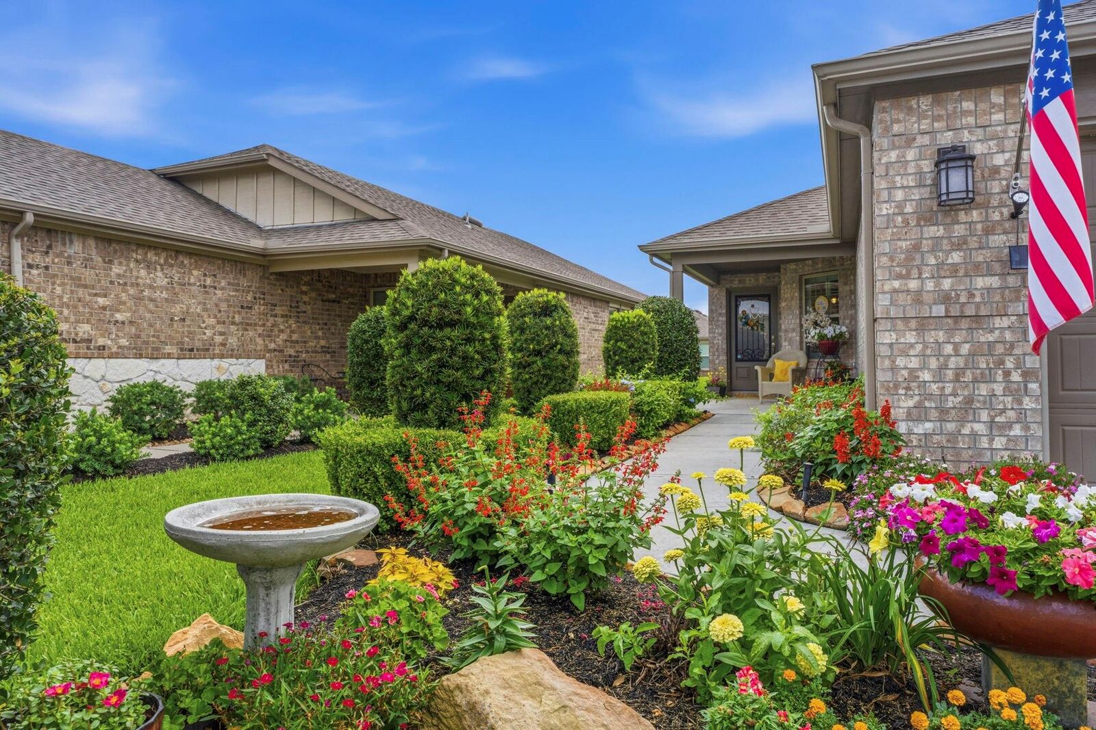 Property Photo: 410 Thistle Thorn Drive TX 77382
