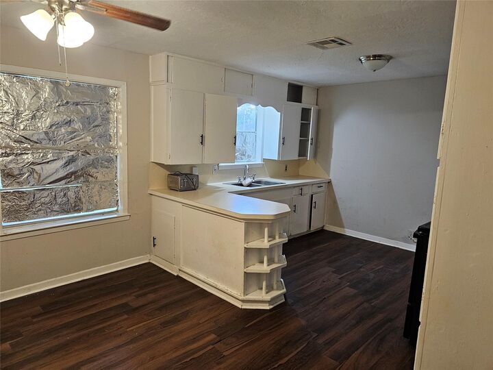 Property Photo:  1305 James Street  TX 77471 