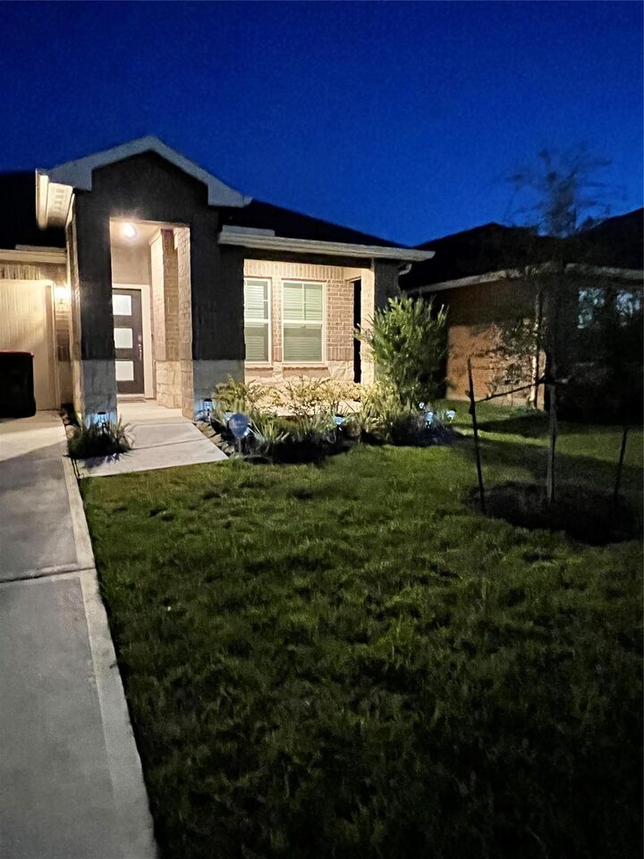 Property Photo: 902 Barstow Drive TX 77583