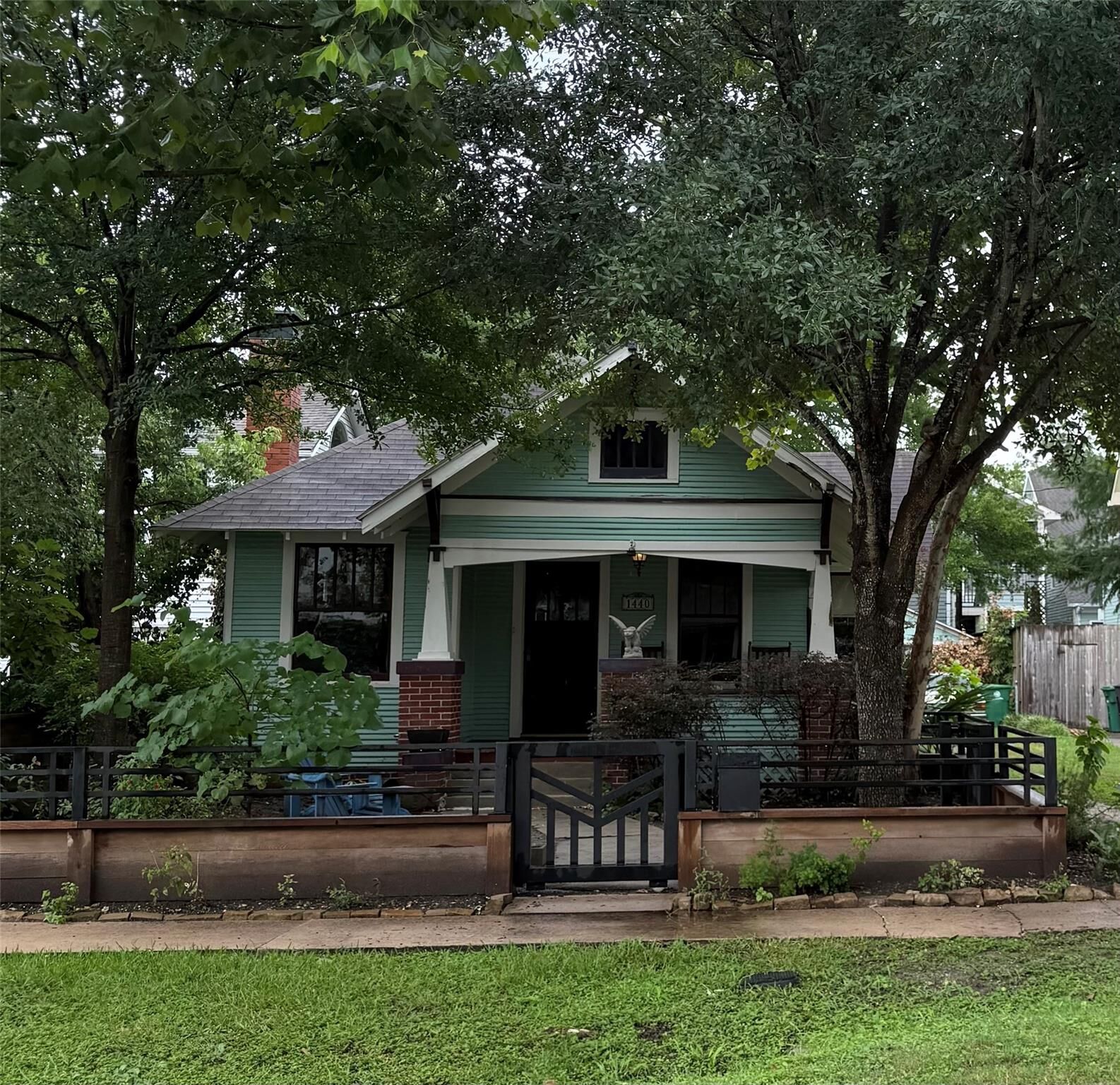Property Photo: 1440 Ashland Street TX 77008