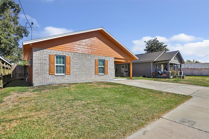 Property Photo:  204 W James Street  TX 77520 