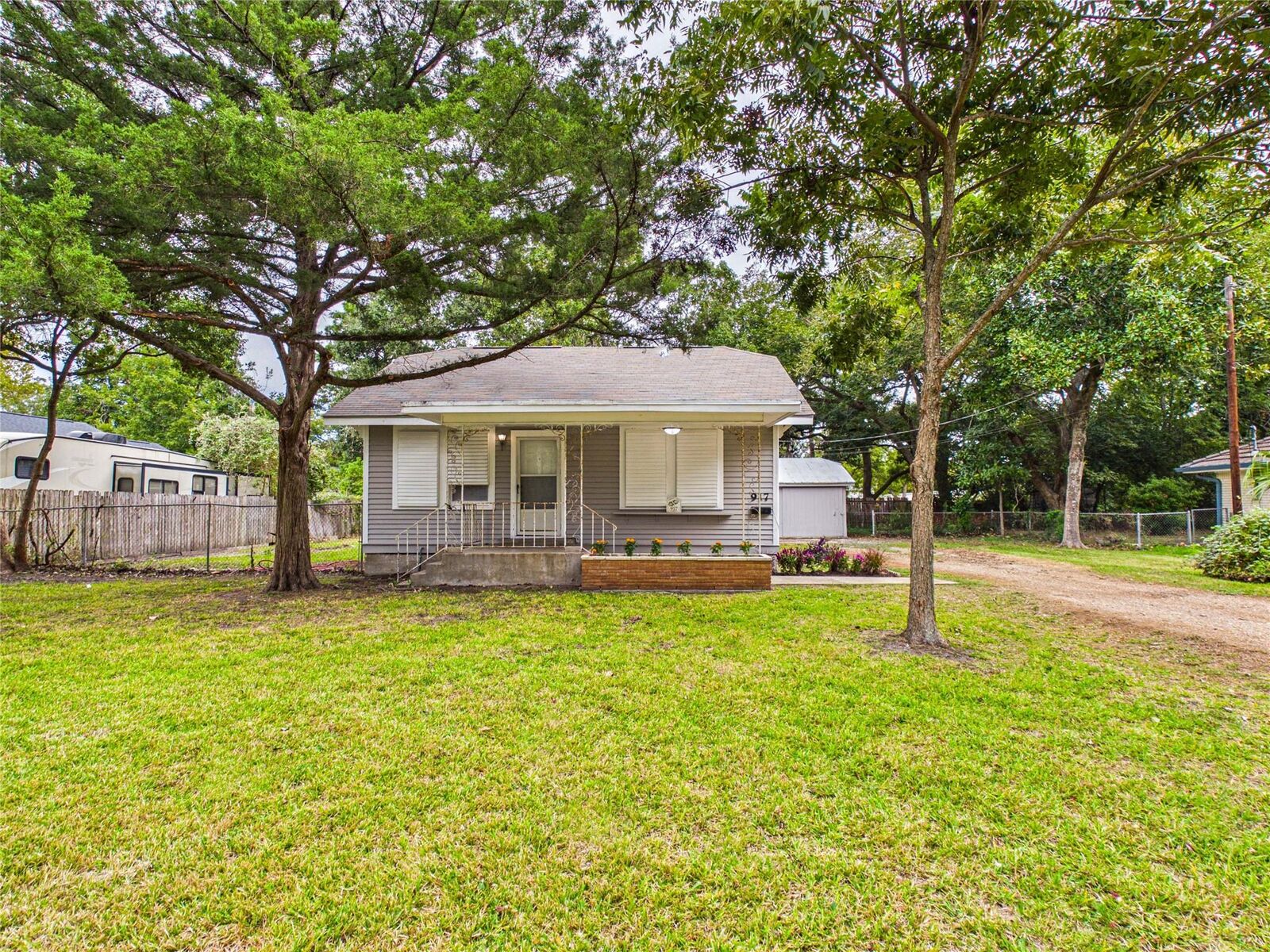 Property Photo: 917 Laurel Street TX 77568