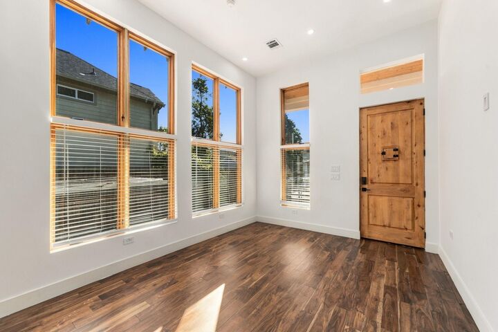 Property Photo:  813 E 23rd Street  TX 77009 