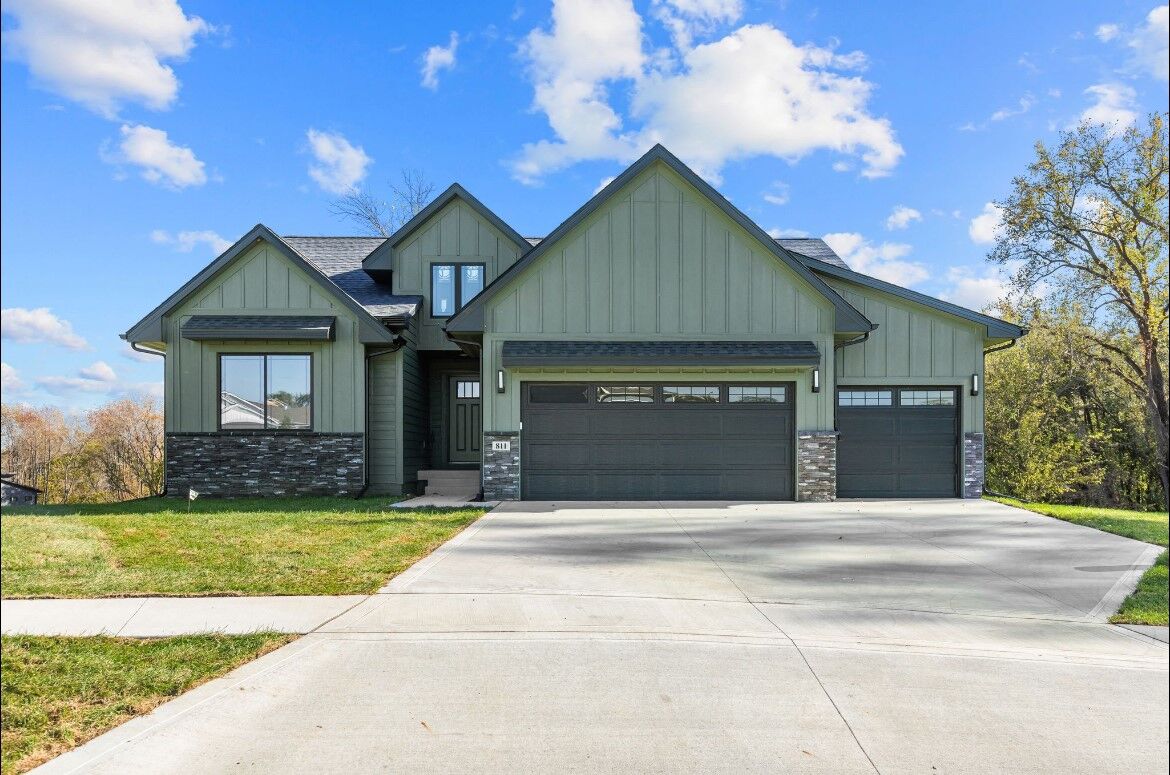 Property Photo: 811 Fawn Court IA 50169