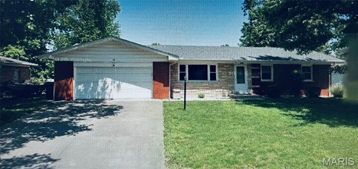Property Photo: 11 Meckfessel Drive IL 62208