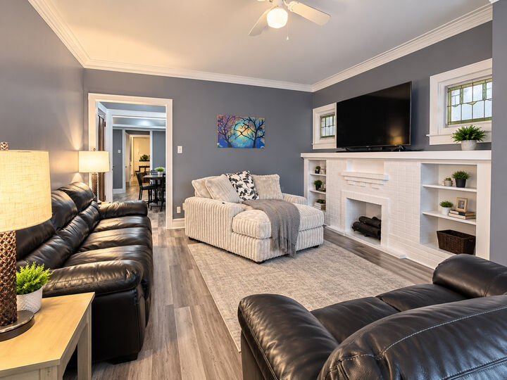 Property Photo: 7810 S East End Avenue 1 IL 60649