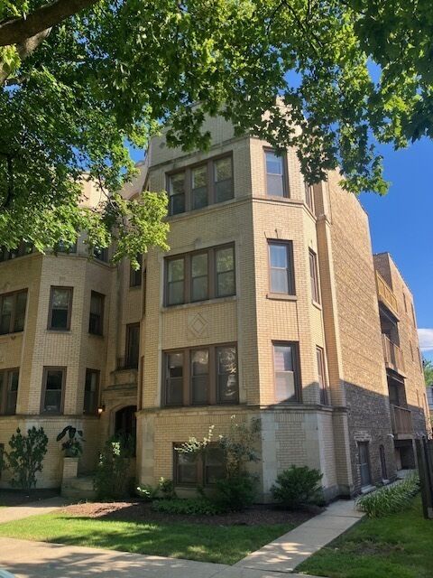 Property Photo: 2651 W Greenleaf Avenue 3W IL 60645