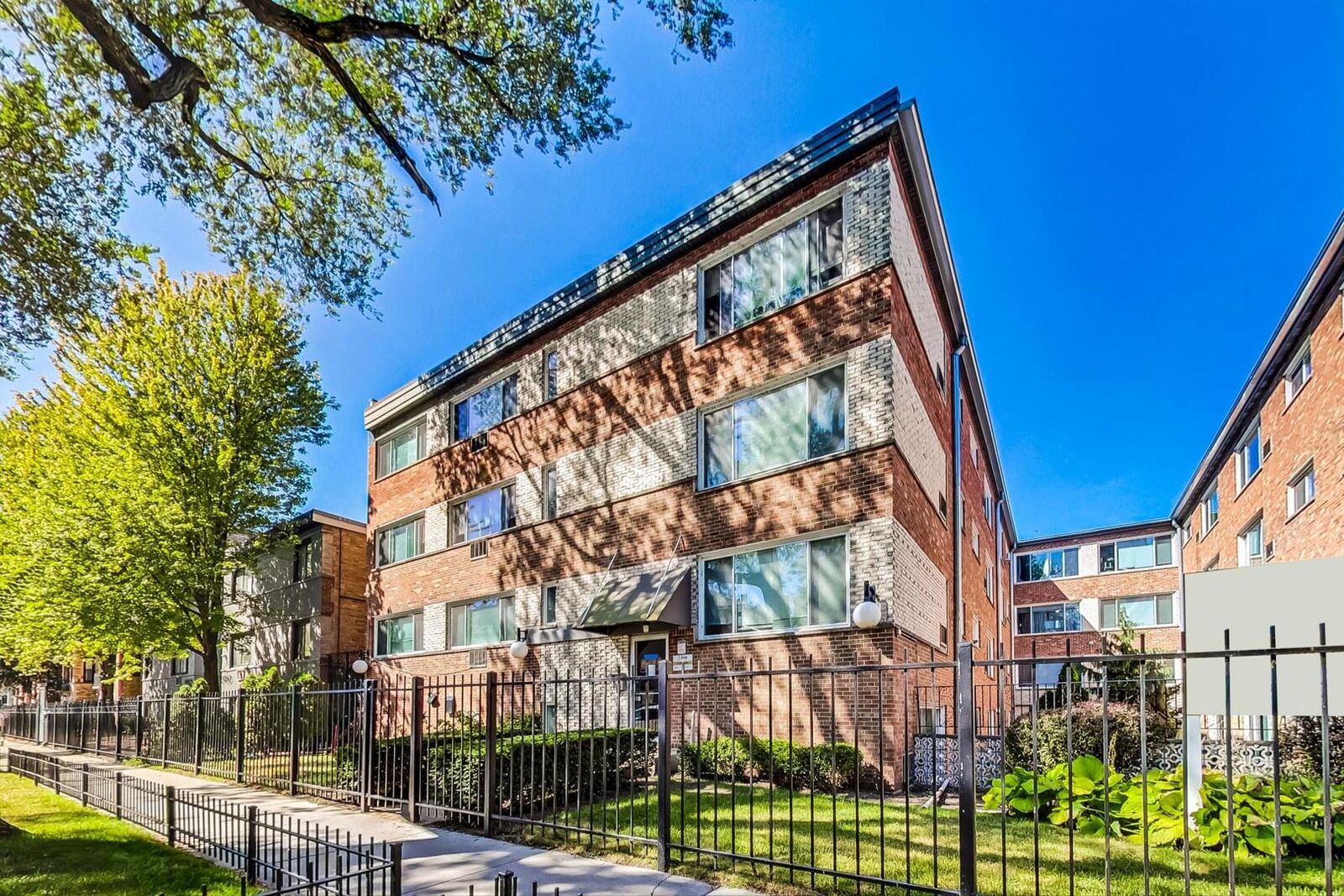 Property Photo: 6000 N Winthrop Avenue 203 IL 60660