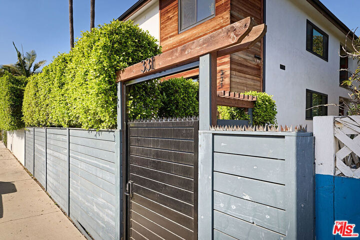 Property Photo:  331 Brooks Ave 4  CA 90291 