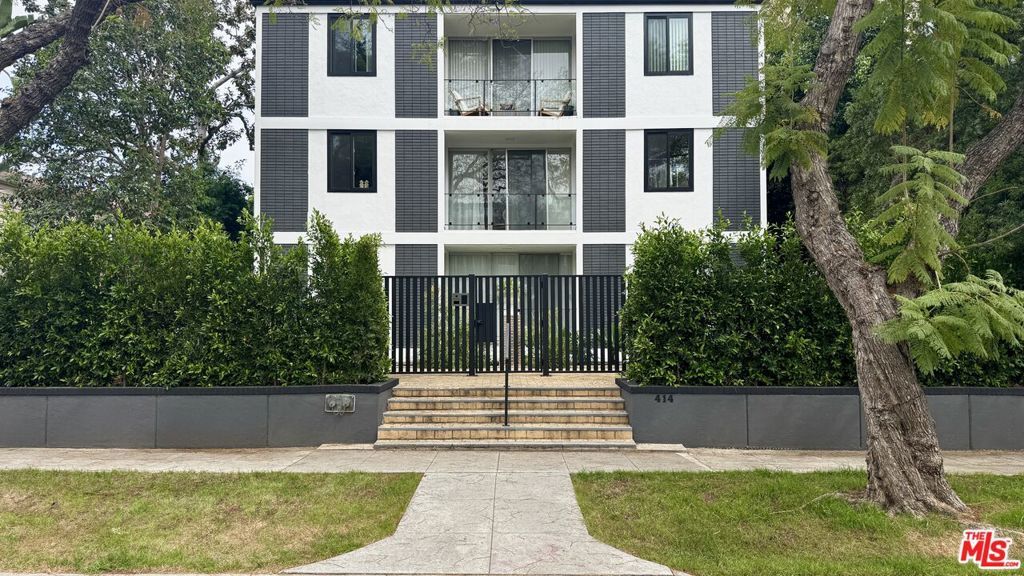 Property Photo:  414 N Palm Drive 1  CA 90210 