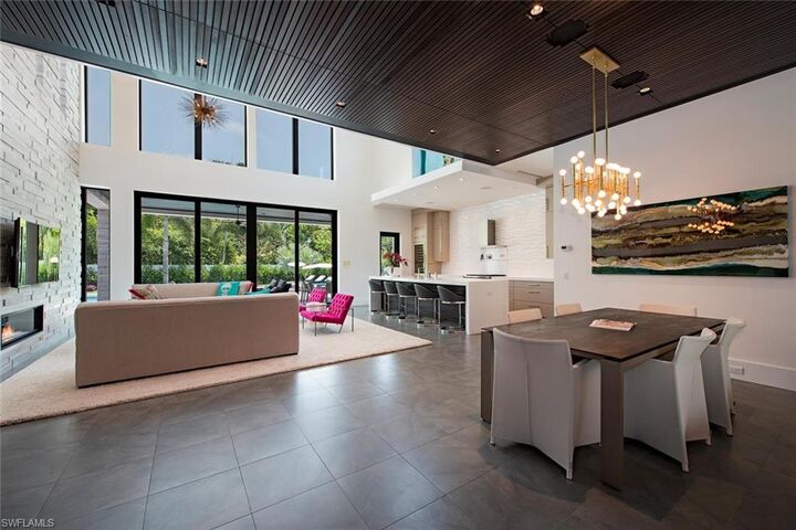 Property Photo: 688 3rd St N FL 34102