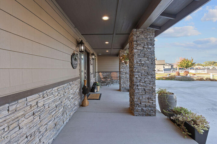 Property Photo:  209 SW Meadow Lakes Drive  OR 97754 