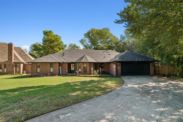 Property Photo: 1304 Fox Cove Court OK 73034