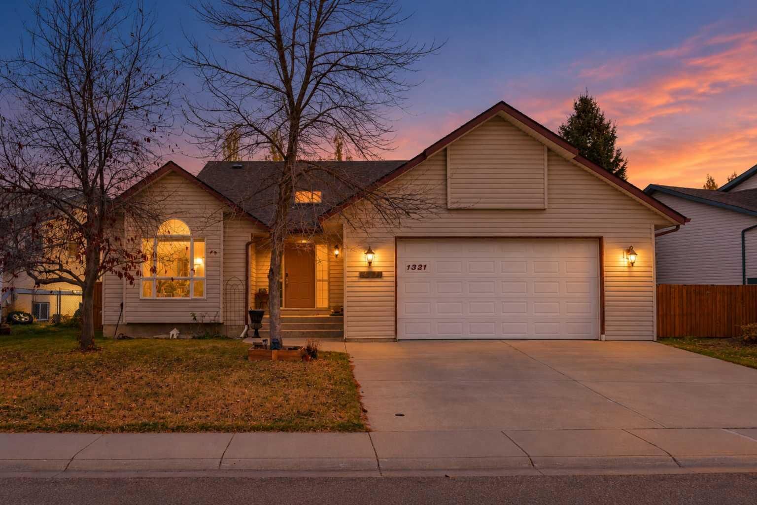 Property Photo: 1321 Whitfield Avenue AB T0M 0S0