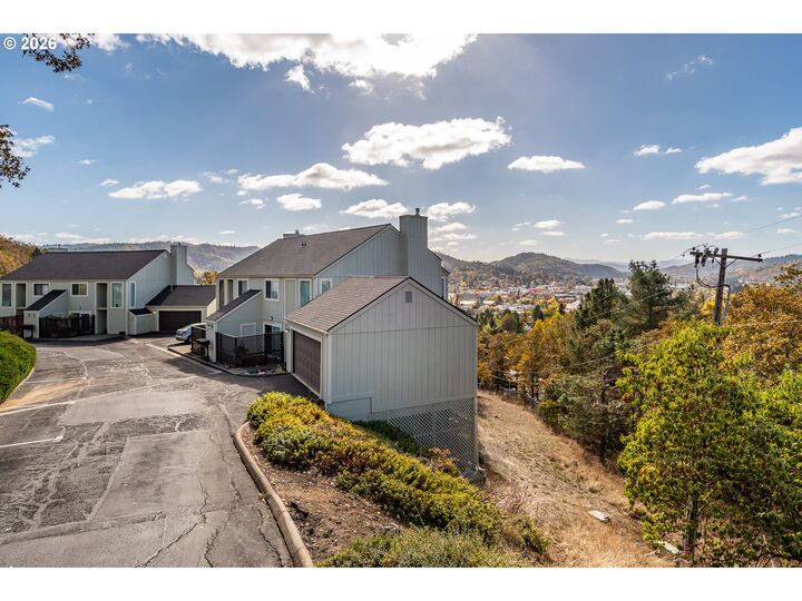 Property Photo:  13 NE Spyglass Loop  OR 97470 