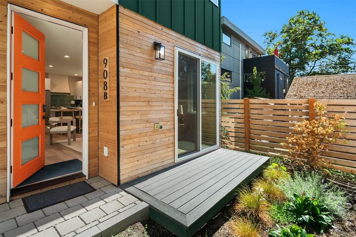 Property Photo:  908  15th Avenue B  WA 98122 