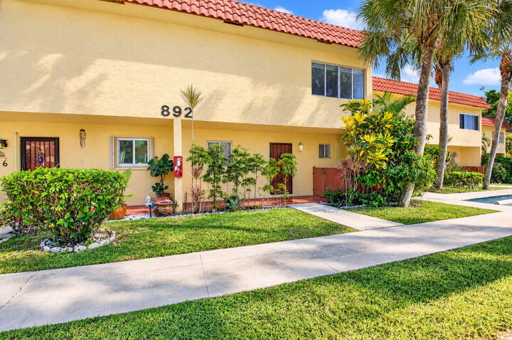 Property Photo:  892 SW 9th Street Circle 7  FL 33486 