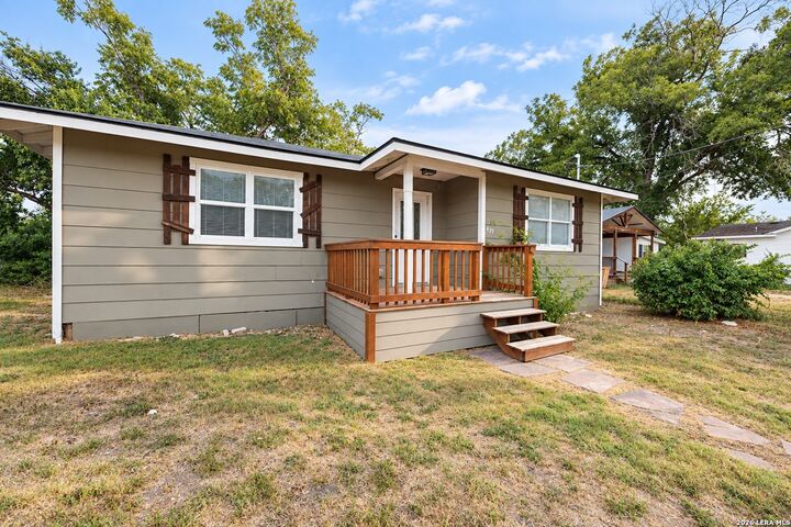 Property Photo: 433 W Wright Blvd TX 78148