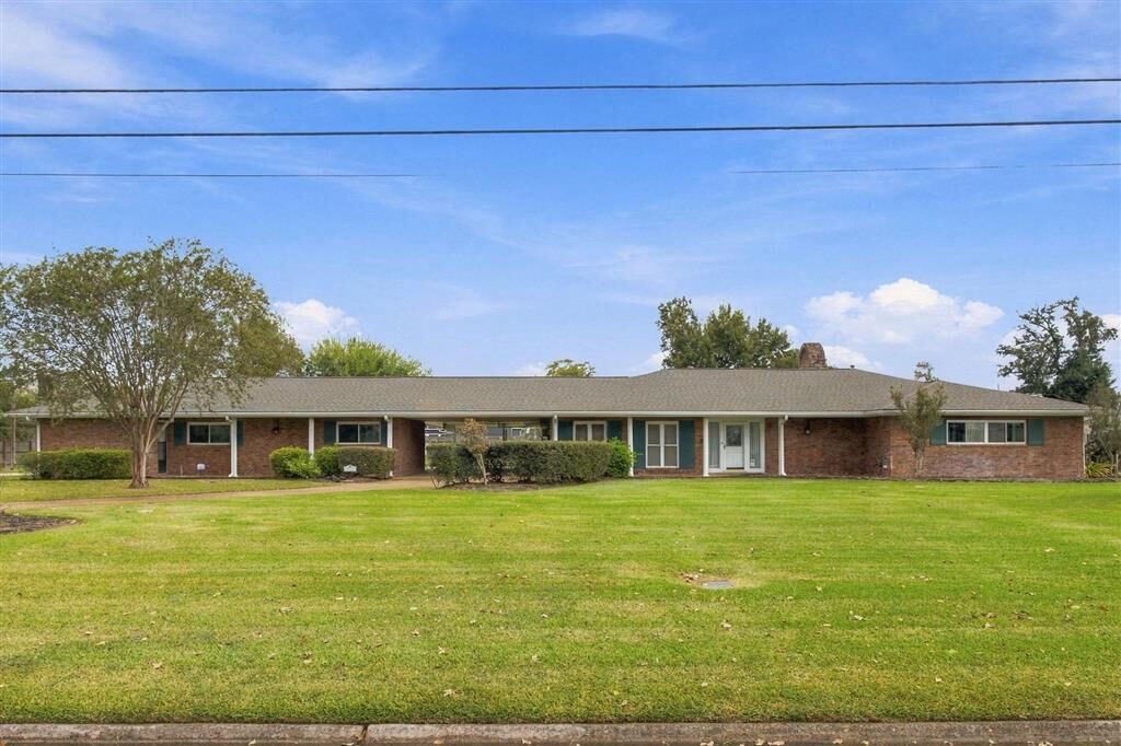 Property Photo:  900 Bayou Oaks Lane  LA 70605 