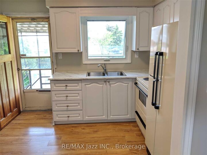 Property Photo:  110 Cabot Street  ON L1J 5R7 