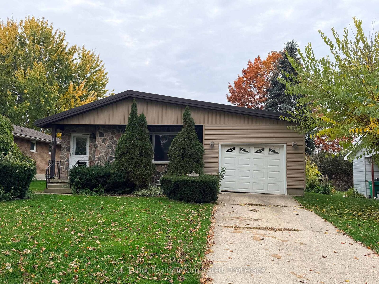 Property Photo:  216 Dawnrose Drive  ON N7A 4C2 