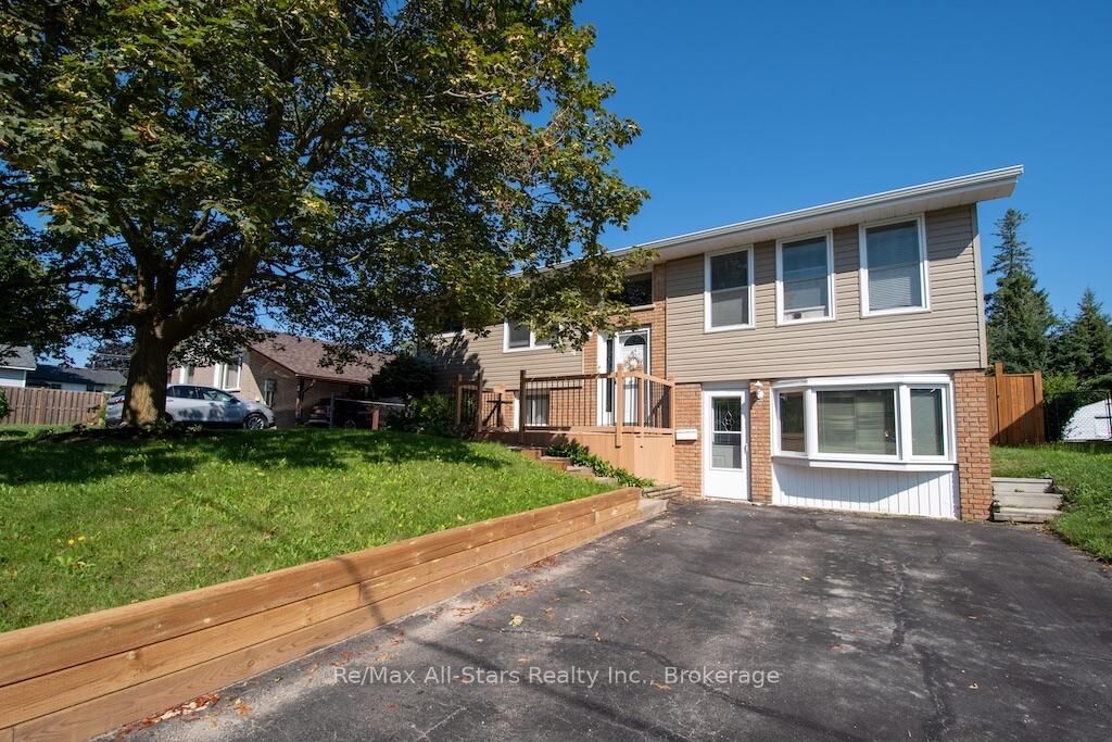 Property Photo:  4 Daniel Court  ON K9V 4Z9 