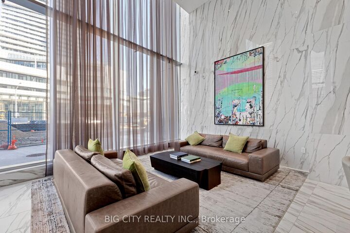 Property Photo:  448 Burnhamthrope Road W 3003  ON L5B 0R4 