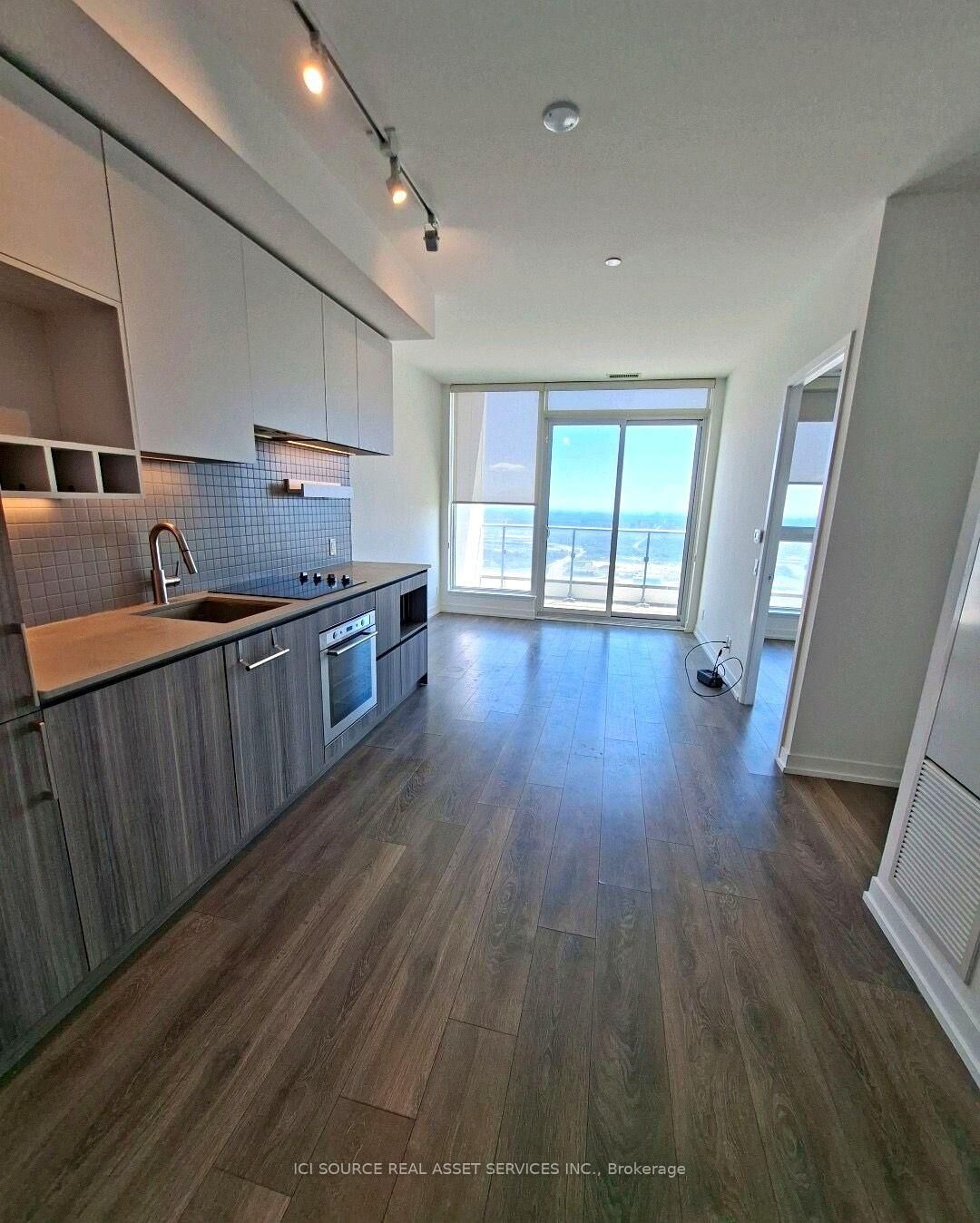 Property Photo:  5 Buttermill Avenue 5207  ON L4K 0J5 