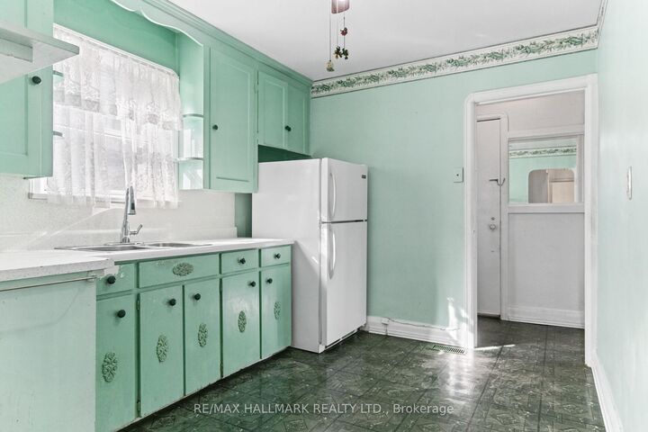 Property Photo:  2797 St Clair Avenue E  ON M4B 1N1 