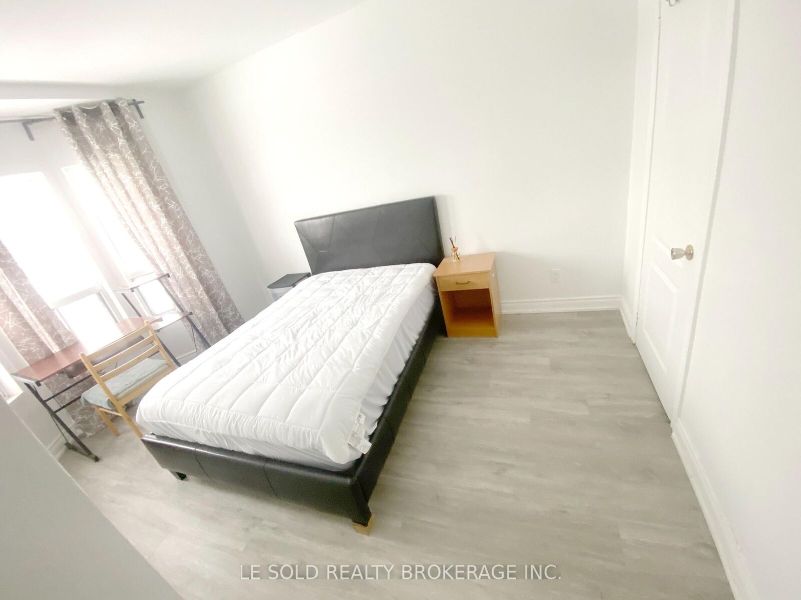 Property Photo: 271 Hallam Street 1 Bedroom ON M6H 2T7