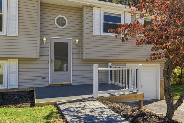 Property Photo:  220 Glenmore Dr  PA 15108 