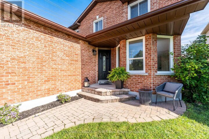 Property Photo:  923 Lavis Court  ON L1K 1W2 