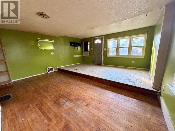 Property Photo:  6 Hawthorne Ave  ON P6B 1C5 
