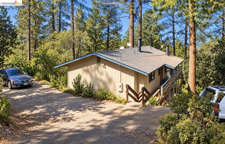 Property Photo:  12016 Hillhurst Cir  CA 95321 