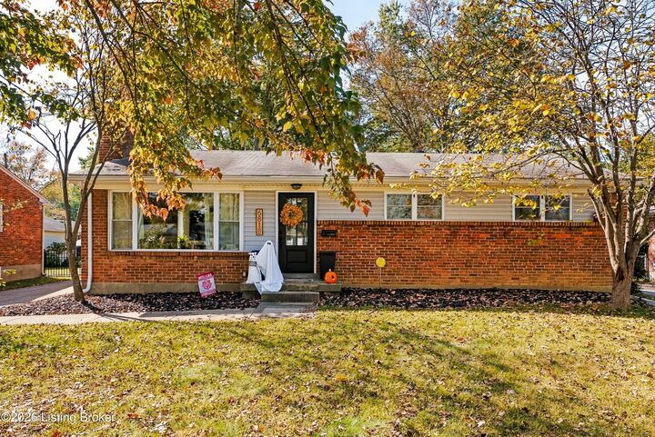 Property Photo:  6818 Green Meadow Cir  KY 40207 