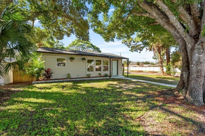 Property Photo: 6948 Dartmouth Avenue N FL 33710